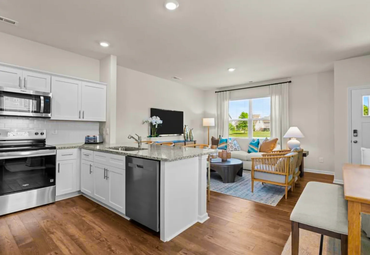 3 bed, 2.5 bath, 1418 sqft, $2,100 — Photo 2
