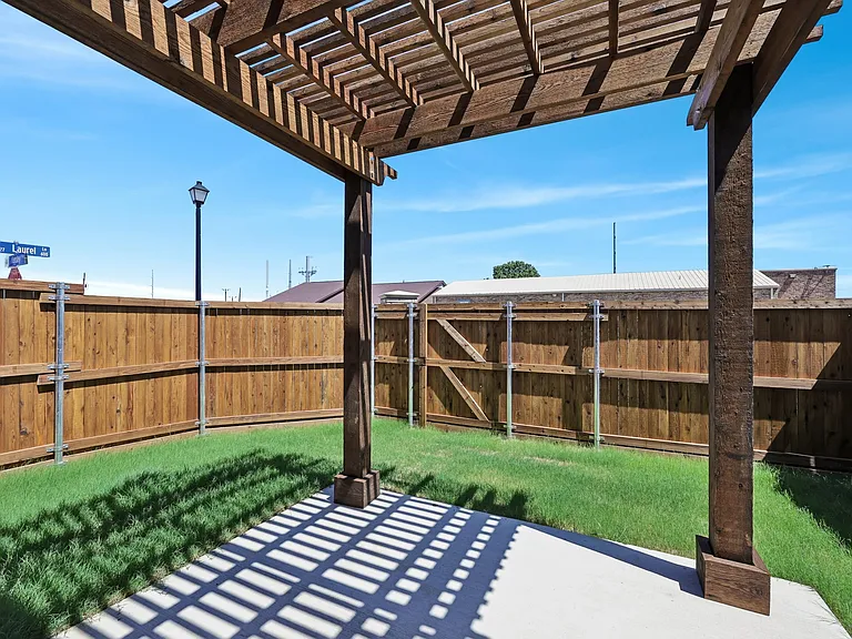 2866 Grandview Dr — Photo 3