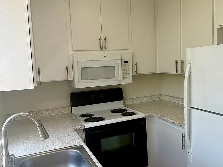 4718 Kenmore Ter #13 — Photo 10