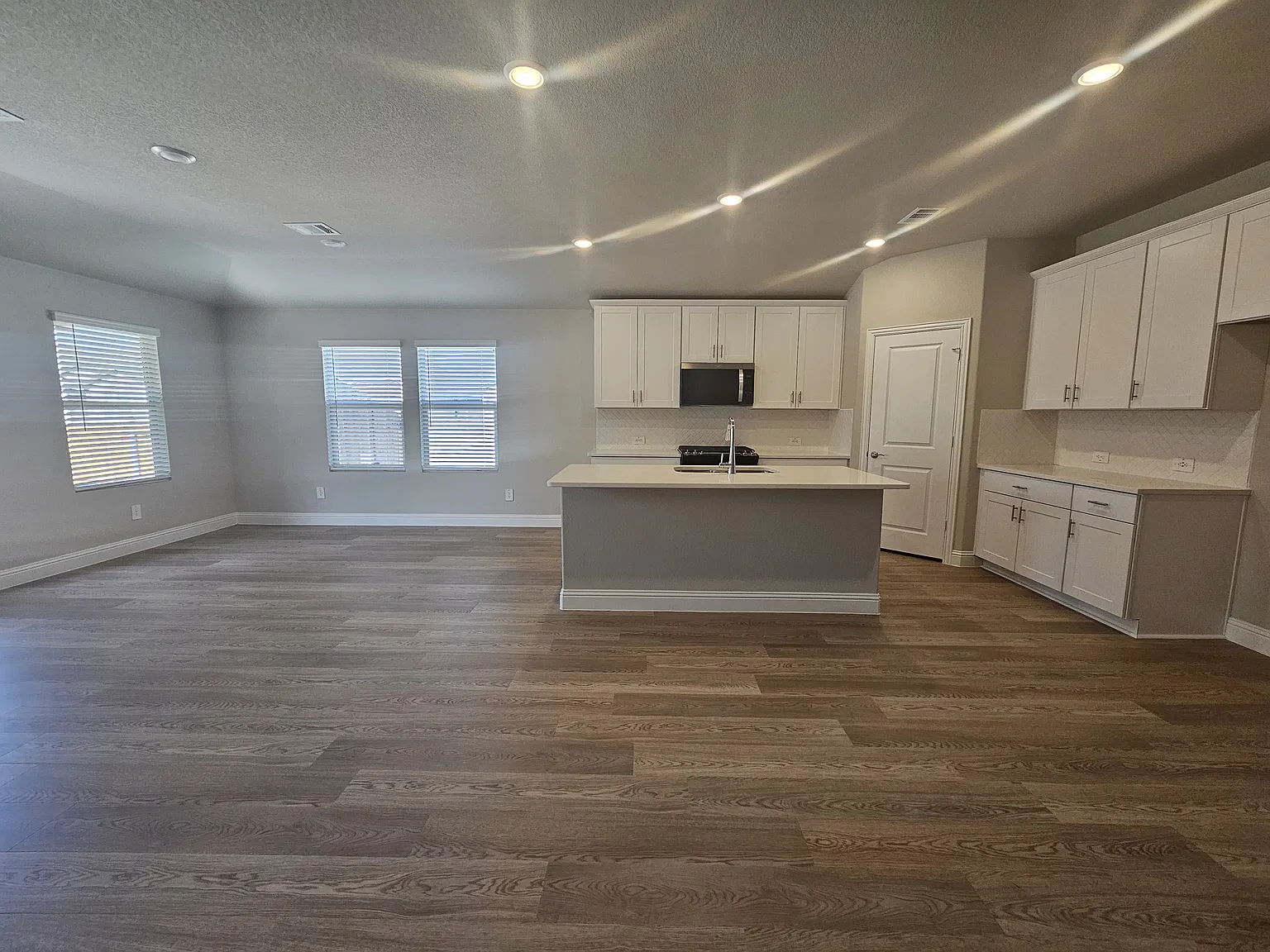 4 bed, 2059 sqft, $2,200 — Photo 2
