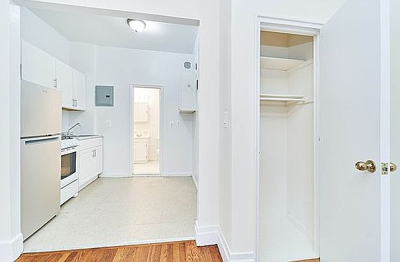 5th image of 724 Amsterdam Ave APT 3A