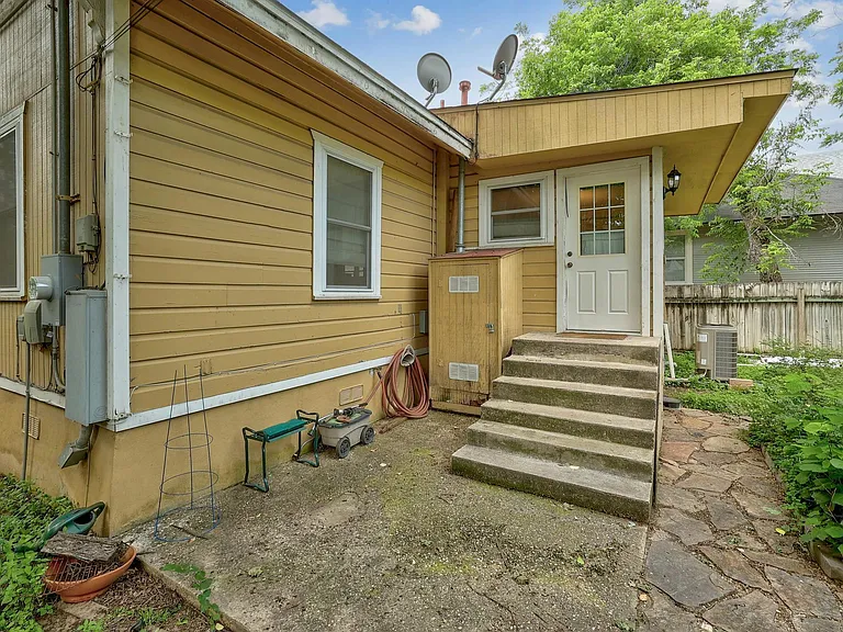 1306 E 2nd St — Photo 25