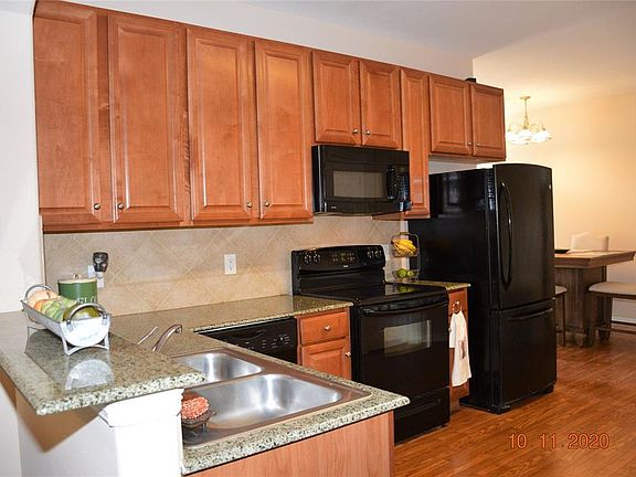 4th image of 828 Sterling Creek Cir