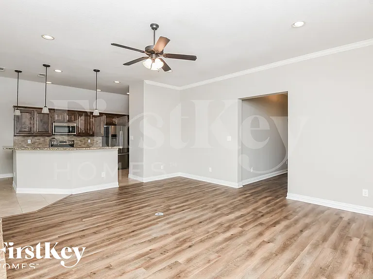 612 Zachary Dr — Photo 3