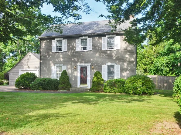 37 Peckham Pl, Bristol, RI 02809