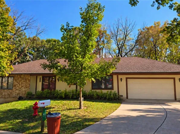 9201 NW Pleasant Dr, Parkville, MO 64152