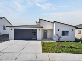 305 Hogan Street, Sunnyside, WA 98944