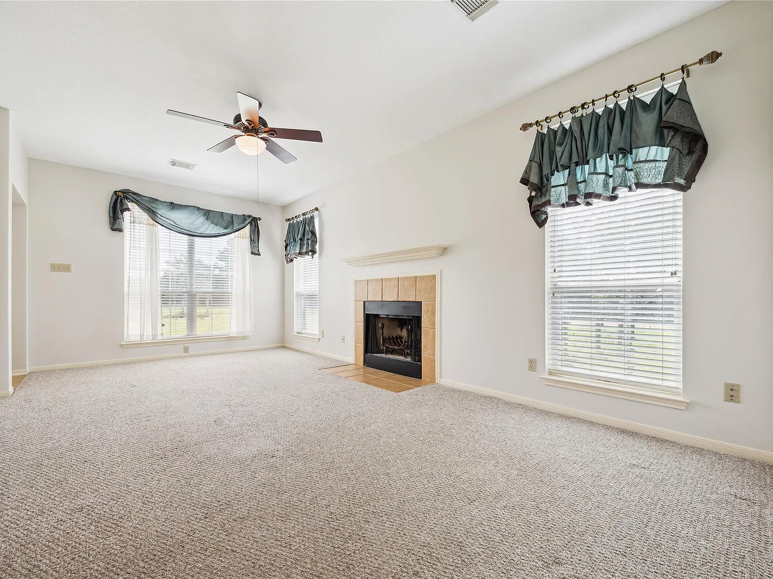 3 bed, 2.5 bath, 1948 sqft, $3,000 — Photo 3