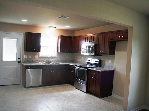 3rd image of 204 Oak Springs Ln