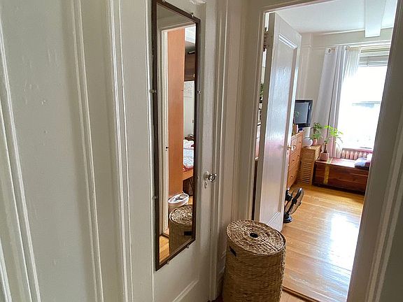 4th image of 325 W 45th St #607