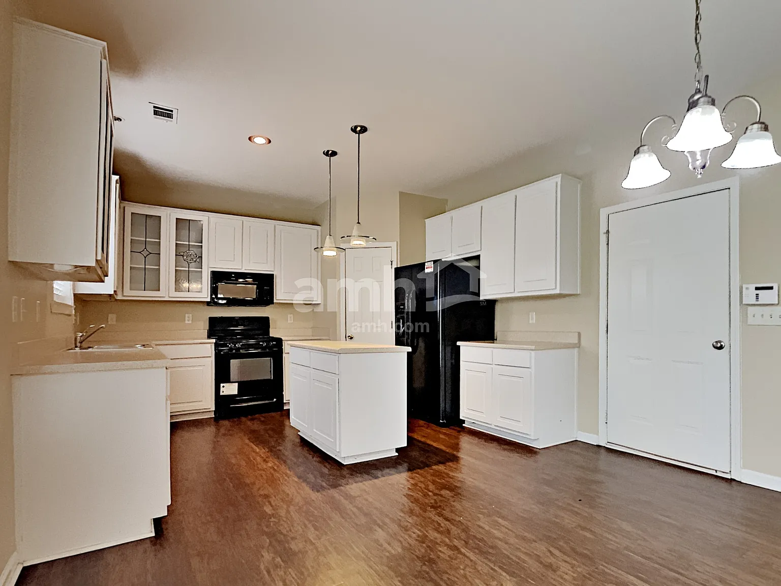 4 bed, 2.5 bath, 2464 sqft, $2,580 — Photo 4