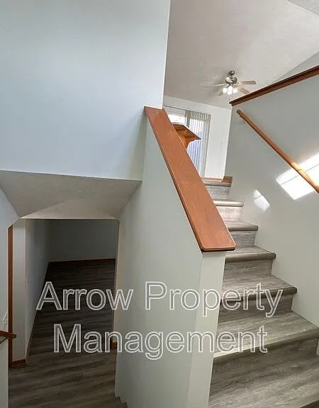 338 W Irving St — Photo 14