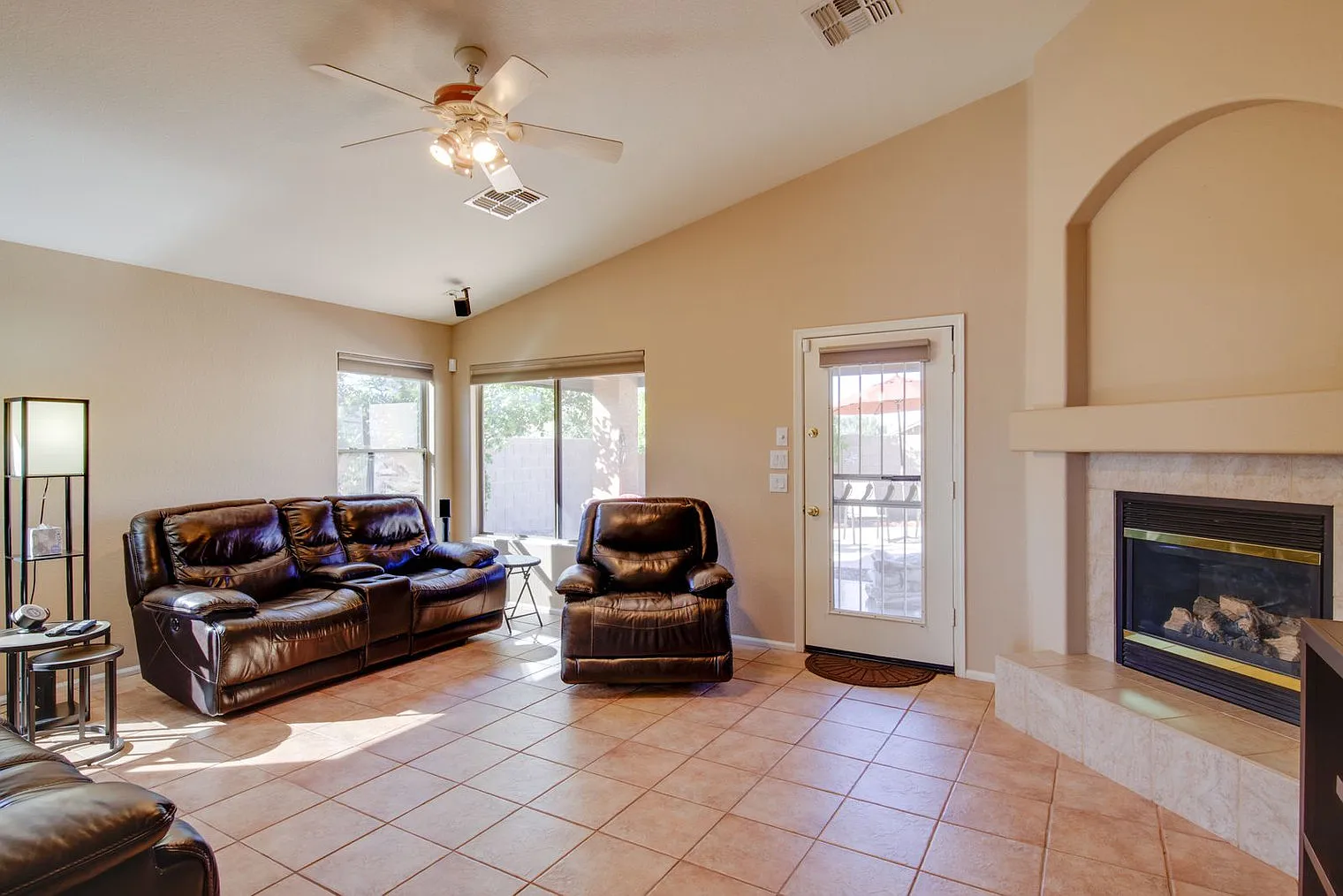 3 bed, 2.0 bath, 2292 sqft, $4,276 — Photo 1