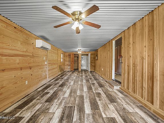 3rd image of 1885 Silver Creek Rd