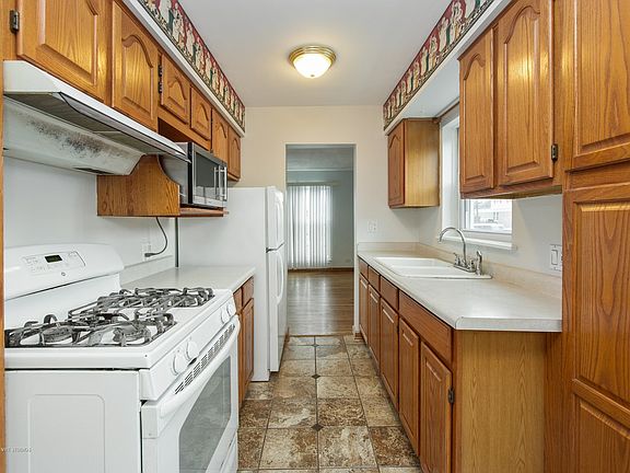 3rd image of 406 Holly Ct