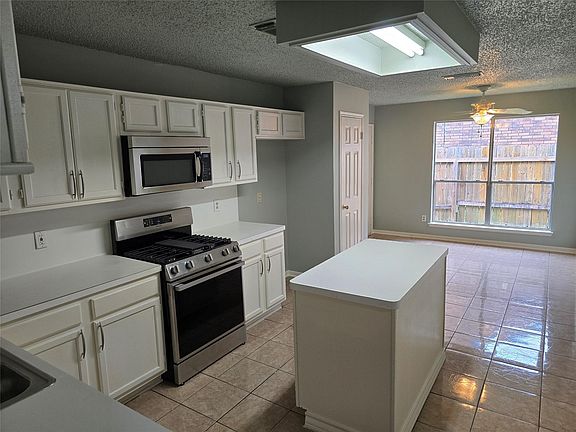 4th image of 1703 Clear Valley Dr