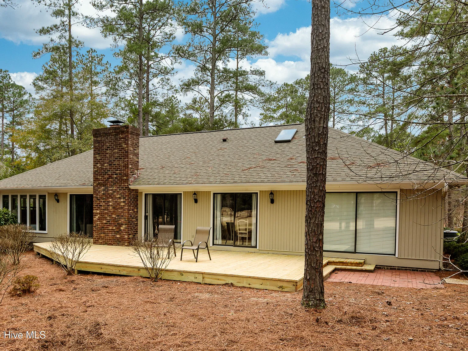 3 bed, 2.0 bath, 2350 sqft, $3,200 — Photo 3
