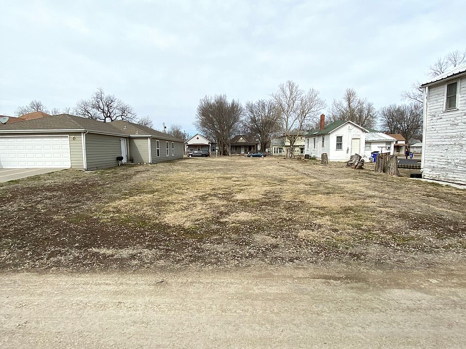 2nd image of 223 W 11th St
