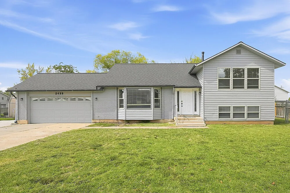4 bed, 3.0 bath, 2070 sqft, $2,660 — Photo 1