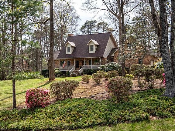 5th image of 383 Cedar Creek Dr