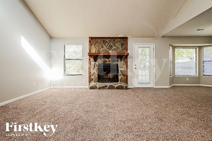 3 bed, 2.0 bath, 1738 sqft, $2,060 — Photo 2