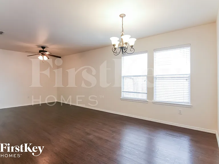 1305 Haley Ln — Photo 5