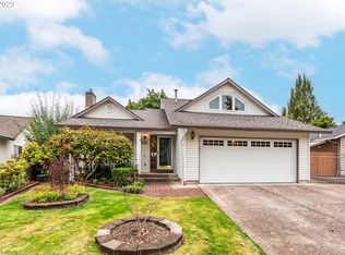 872 River Hills Dr, Springfield, OR 97477