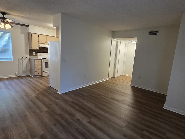 915 Ariana Apartment Community — Photo 32