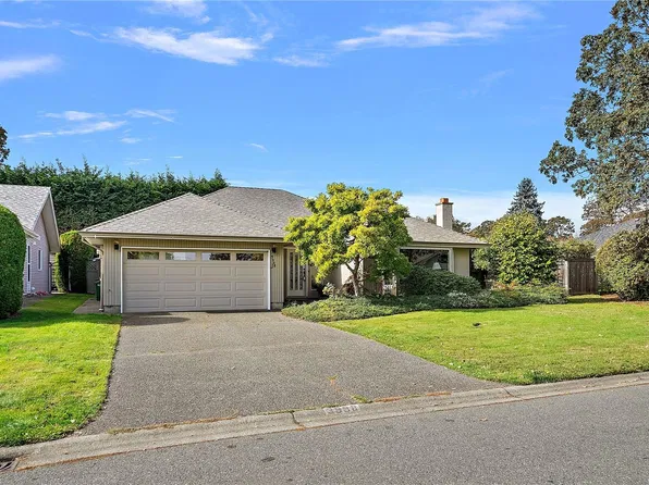 3998 Hopesmore Dr, Saanich, BC V8N 6A3