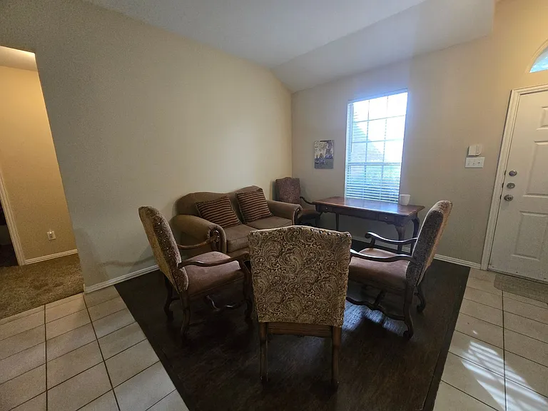 2816 Oakdale Dr — Photo 4