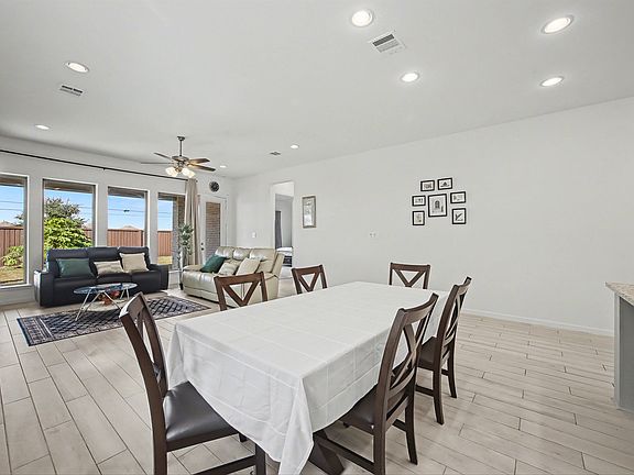 3rd image of 5610 Vintage Oaks Ln