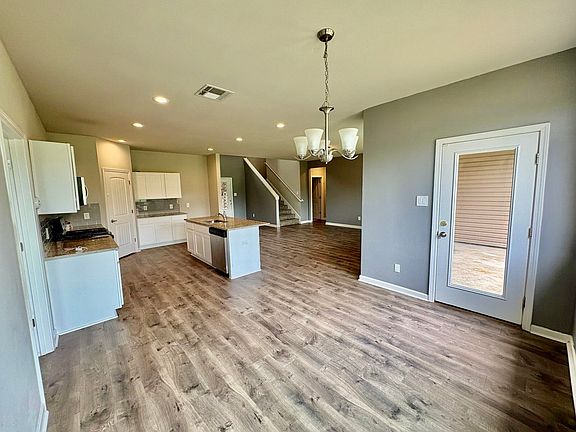 4th image of 8127 Kinslee Ln
