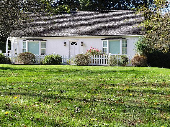 Adorable guest cottage.