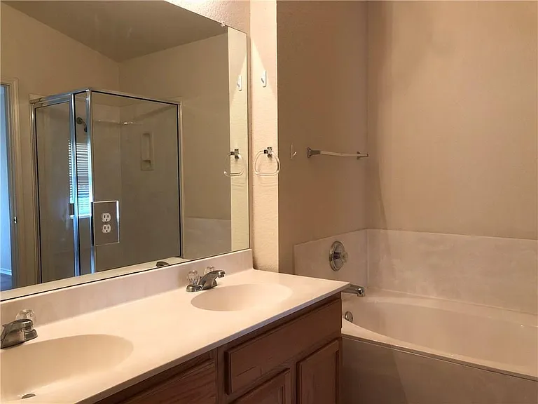 140 Steele — Photo 11