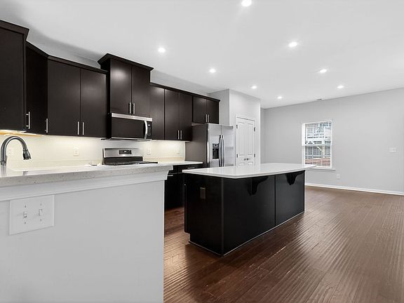 3rd image of 237 Roche Dr