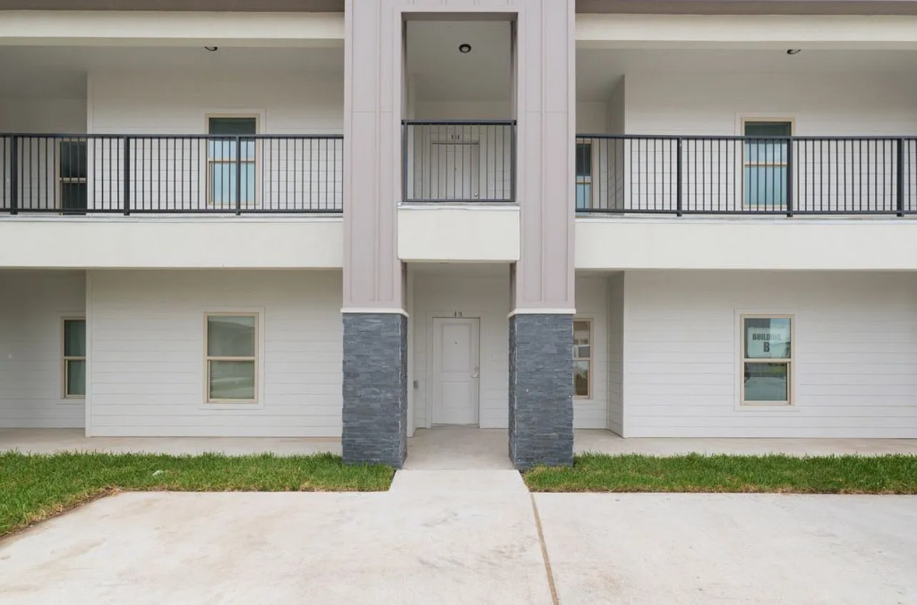 2 bed, 922 sqft, $1,390 — Photo 1