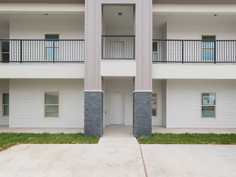 2107 Village Center Dr #16 — Photo 1