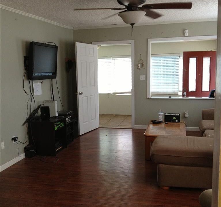 2nd image of 105 S Wagner Ave