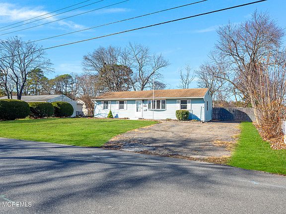 3rd image of 251 Sprucewood Dr
