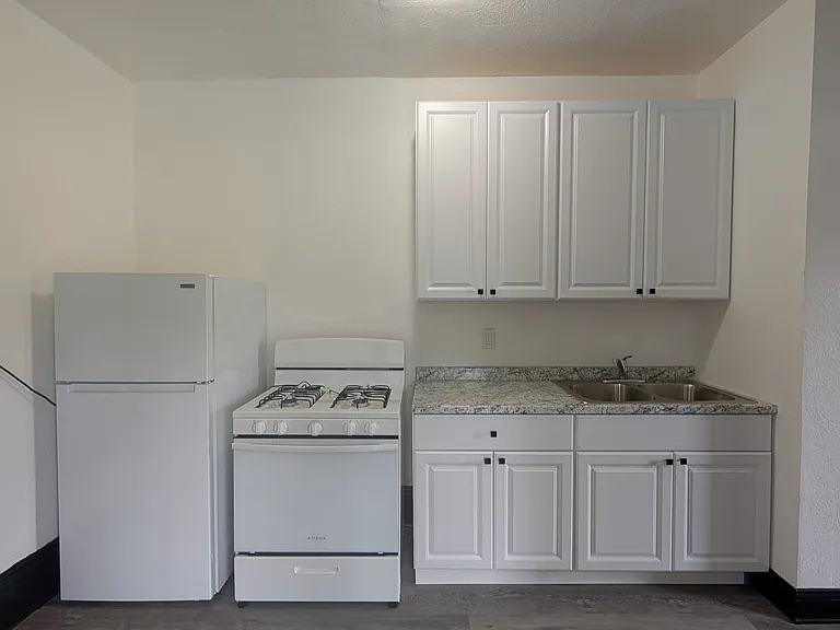 2344 W Hopkins St #2 — Photo 9