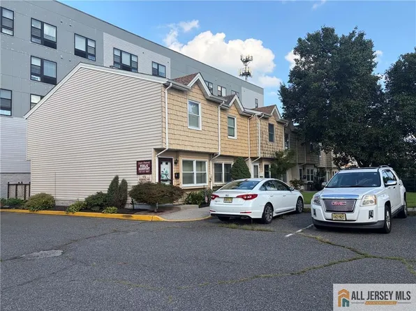 172 Roosevelt Ave APT F, Carteret, NJ 07008