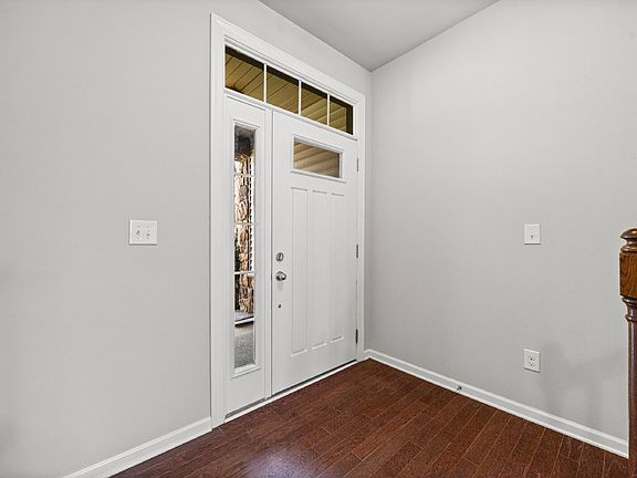 3rd image of 827 Ayrshire Ave