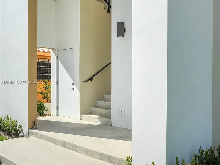 120 SW 35th Ave #A2 — Photo 5
