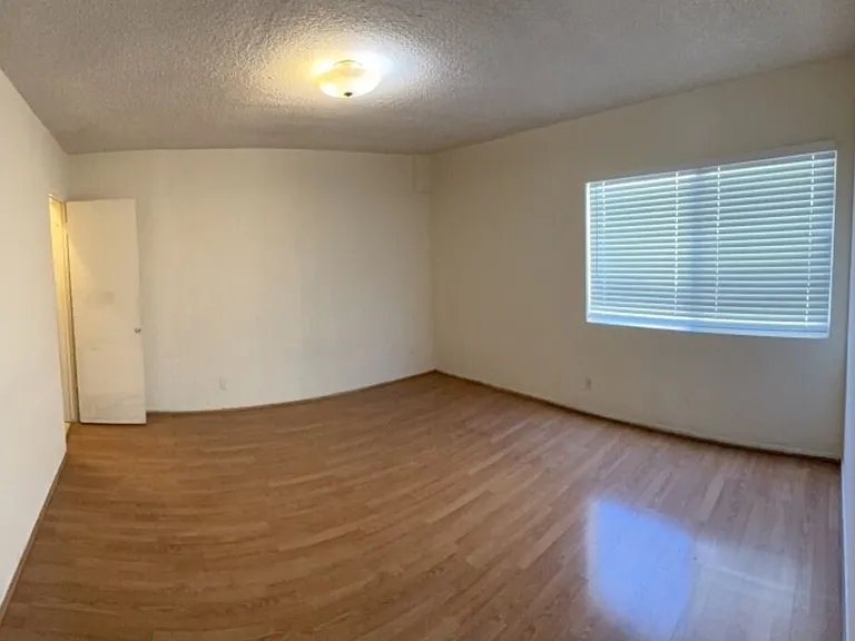 14218 Sylvan St #4 — Photo 3