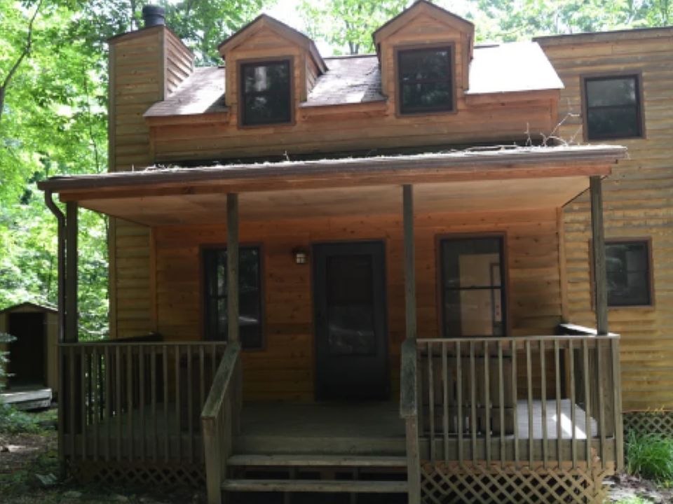 2nd image of 912 Rocky Acres Ln