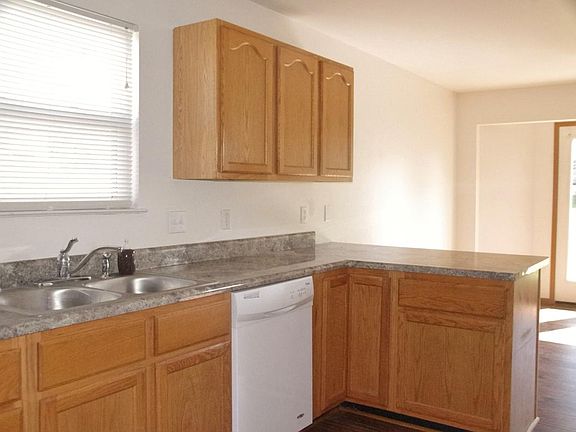 5th image of 40 Canterbury Dr