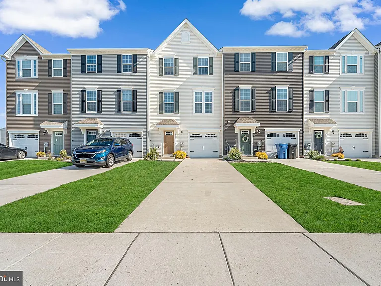 205 Dalton Dr — Photo 2