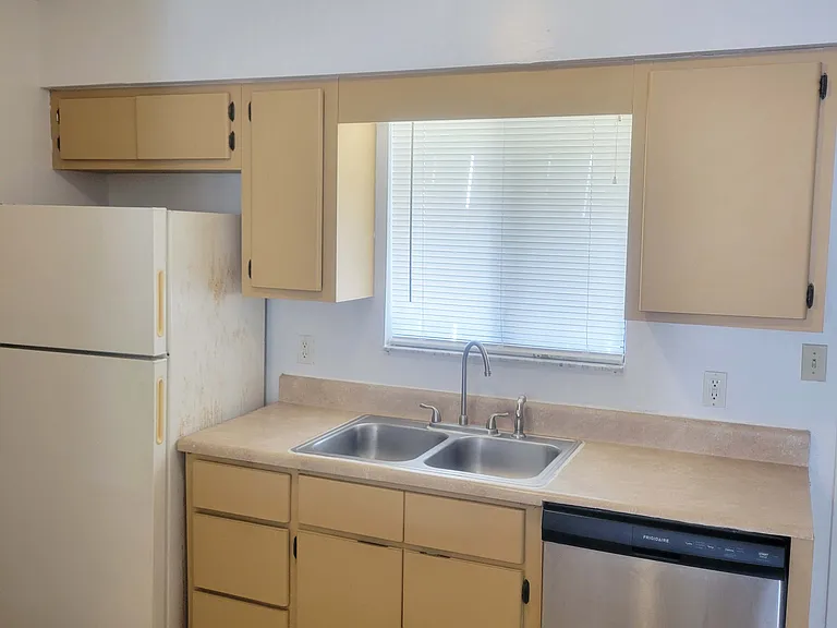 3203 SW 25th Dr — Photo 5