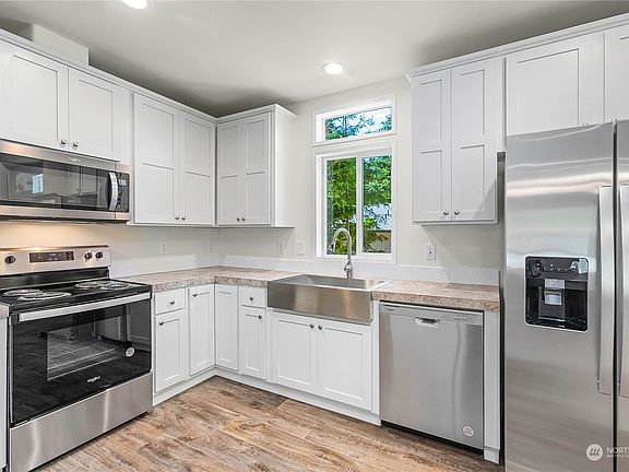 3rd image of 30 E Park Drive