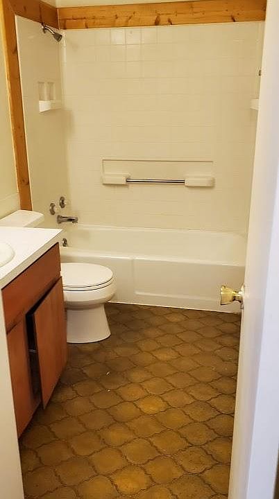 1st image of 904 E Garfield St #2